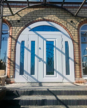 Большая элитная арочная дверь в загородный дом - фото