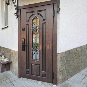 Входная дверь с ковкой и отделкой массивом - фото